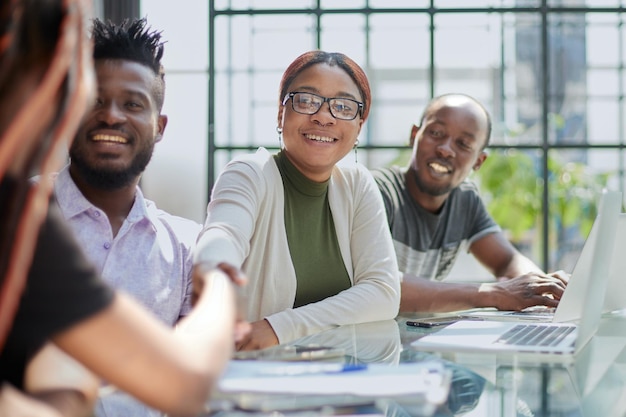 Équipe afro-américaine des ressources humaines accueillant une candidate lors d'un entretien d'embauche