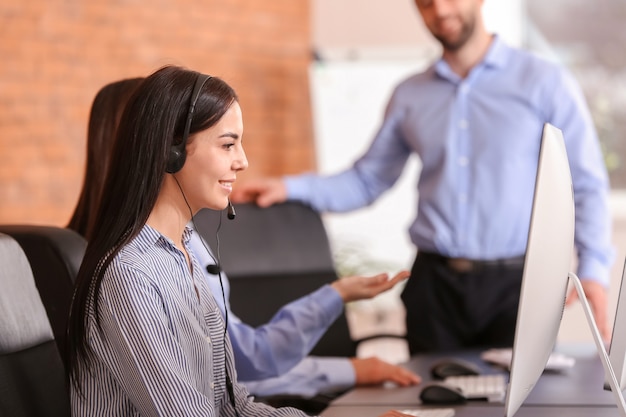 Équipe d'agents de soutien technique travaillant au bureau