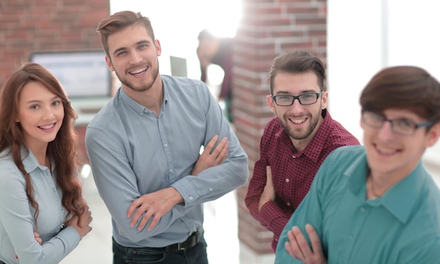 Équipe américaine souriante discutant d'un projet d'entreprise pendant le café