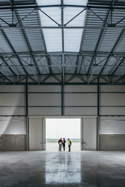 Équipe d'architectes au chantier avec plans