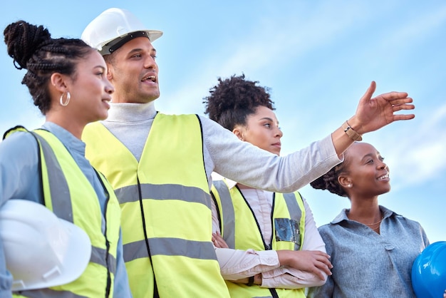 Équipe d'architectes et direction de la construction pour la planification de la collaboration ou des idées de remue-méninges sur le site