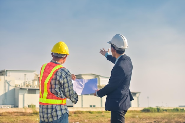 Équipe asiatique Ingénieurs en construction supervisant l'avancement du projet de construction sur une nouvelle usine Conseil en ingénierie Gens sur le chantier Inspecteur en bâtiment