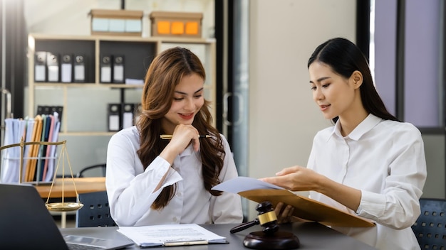 Équipe d'avocats discutant des documents contractuels assis à la table au bureau le matin concepts de services juridiques de conseils juridiques