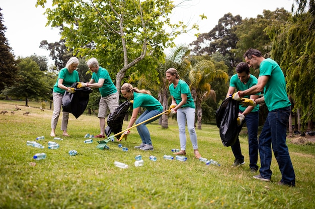 Équipe de bénévoles ramassant les déchets