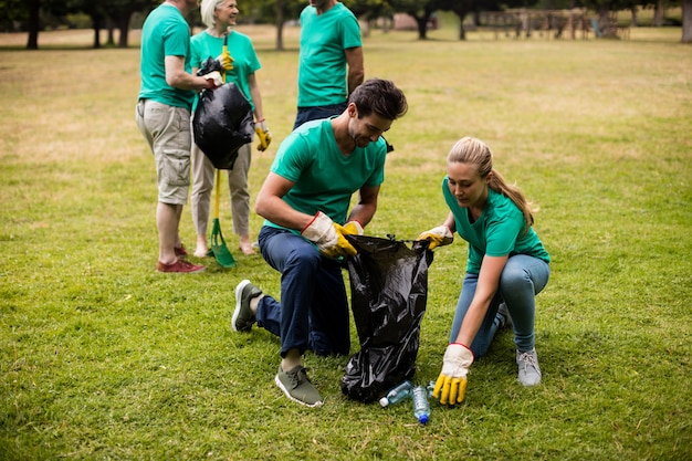 Équipe de bénévoles ramassant les déchets