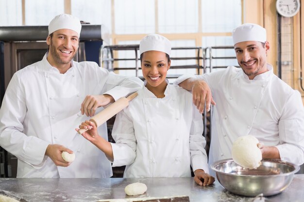 Équipe de boulangers souriant à la caméra