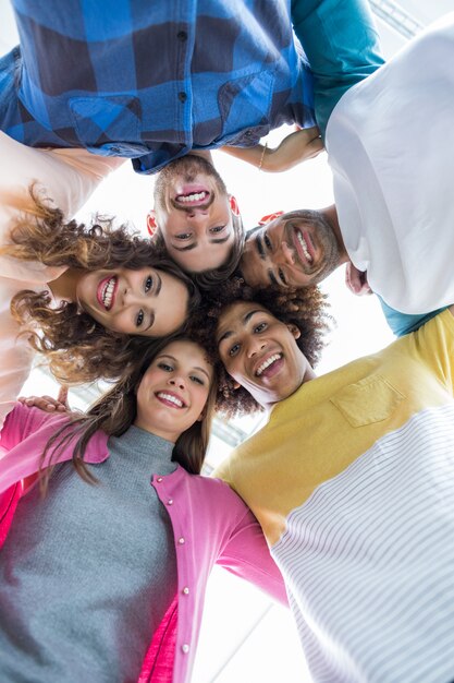 Équipe de cadres souriants formant un groupe