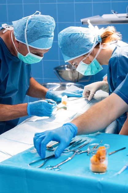 Équipe de chirurgie opérant un patient dans une salle d'opération