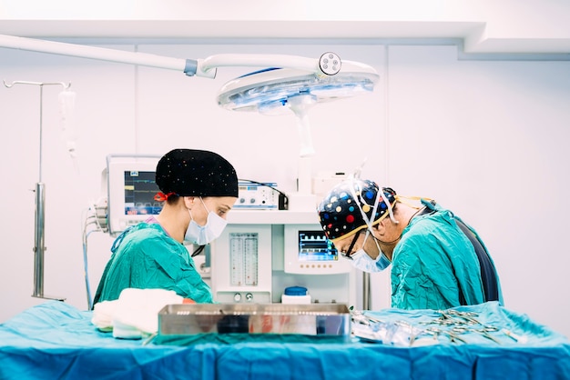 Équipe de chirurgiens opérant à l'hôpital. Concept de chirurgie.