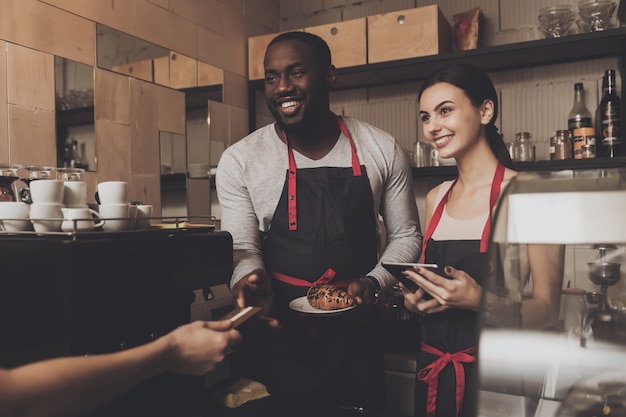 Équipe de client service barista homme et femme