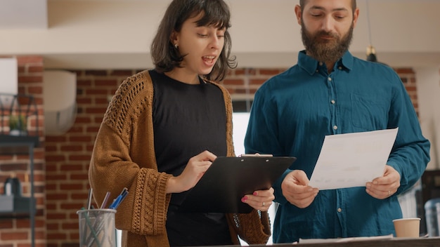 Équipe de collègues travaillant sur les affaires et donnant highfive au bureau de démarrage. Homme et femme travaillant en équipe pour concevoir la planification et la présentation du projet, célébrant les idées réussies