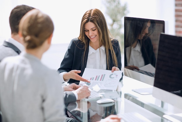 Équipe commerciale analysant les performances financières