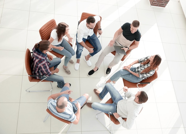 Équipe commerciale assise à la session sur la constitution d'équipes