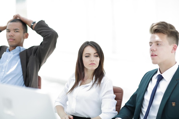 Équipe commerciale assise triste et résolvant le problème au bureau