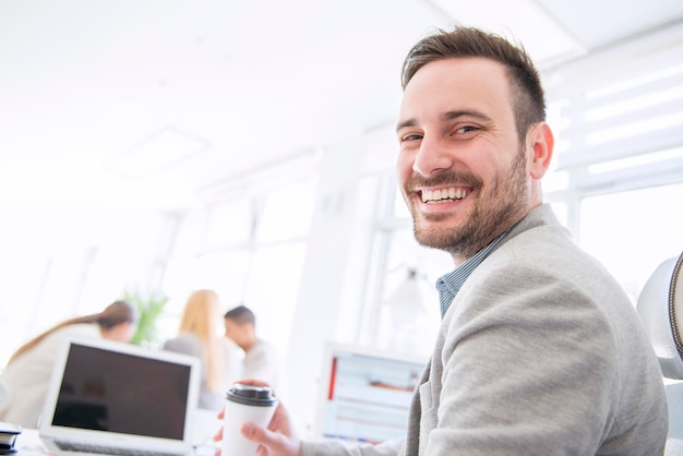 Équipe commerciale au bureau