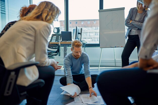 Équipe commerciale ayant un atelier au bureau