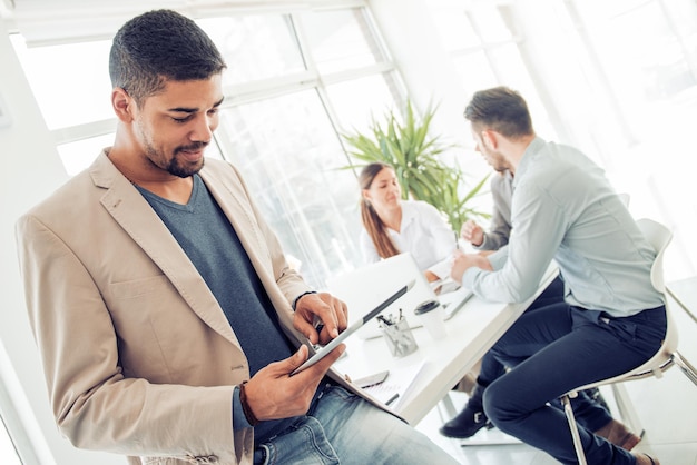 Équipe commerciale dans un bureau moderne. Concept d'entreprise, de personnes, de travail d'équipe et de planification.