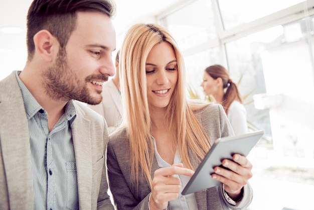 Équipe commerciale dans un bureau moderne. Concept d'entreprise, de personnes, de travail d'équipe et de planification.