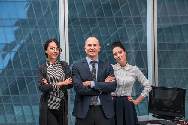 Équipe commerciale debout au bureau