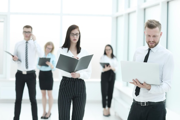 Équipe commerciale debout dans le hall de bureau avant la présentation de l'entreprise