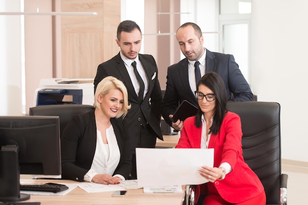 Équipe commerciale de démarrage lors d'une réunion dans un intérieur de bureau lumineux et moderne