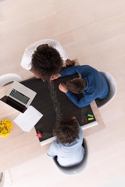 Équipe commerciale de démarrage multiethnique lors d'une réunion dans un brainstorming intérieur de bureau moderne et lumineux, vue de dessus