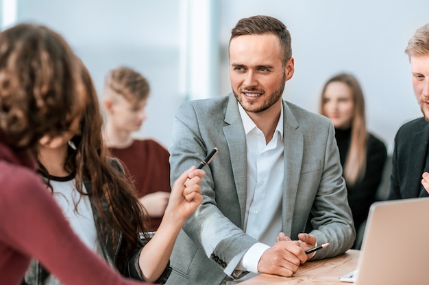 Équipe commerciale discutant de nouvelles idées au bureau