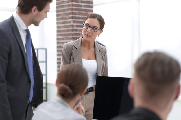 Équipe commerciale discutant de nouvelles idées le concept de travail d'équipe