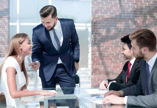 Équipe commerciale discutant des problèmes lors d'une réunion de bureau