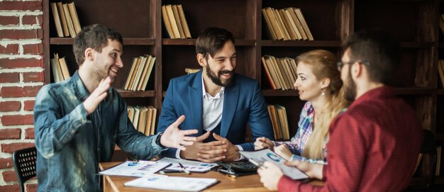 Équipe commerciale discutant d'un rapport financier sur le pro de l'entreprise