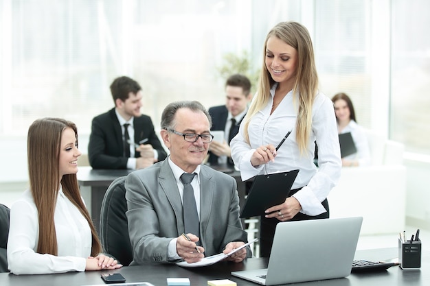 Équipe commerciale discutant avec le responsable des données financières.le concept de travail d'équipe