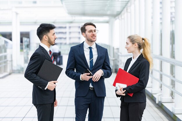 Équipe commerciale discutant