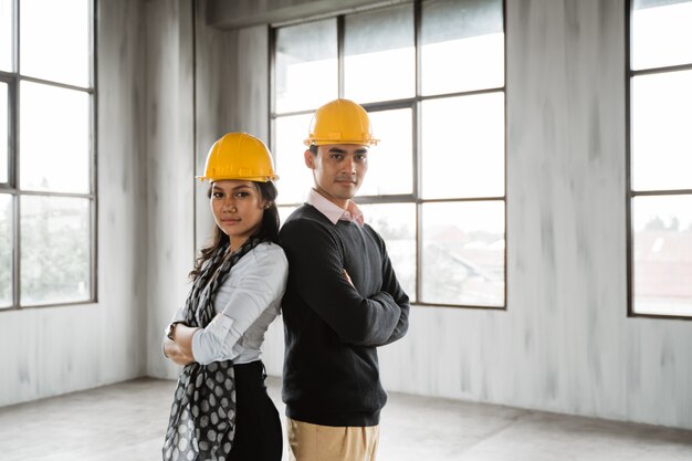 Équipe commerciale dos à dos croisé le bras et portant un casque