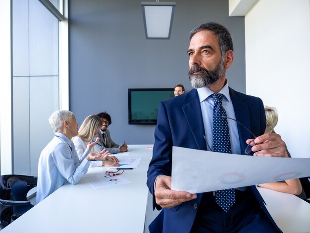 Équipe commerciale et gestionnaire lors d'une réunion. Affaires, personnes, concept de travail d'équipe.