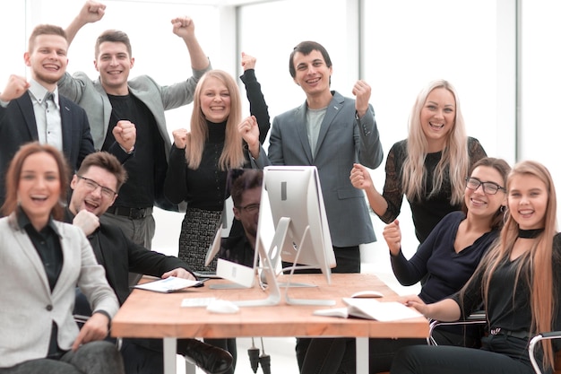 Équipe commerciale heureuse sur le lieu de travail au bureau