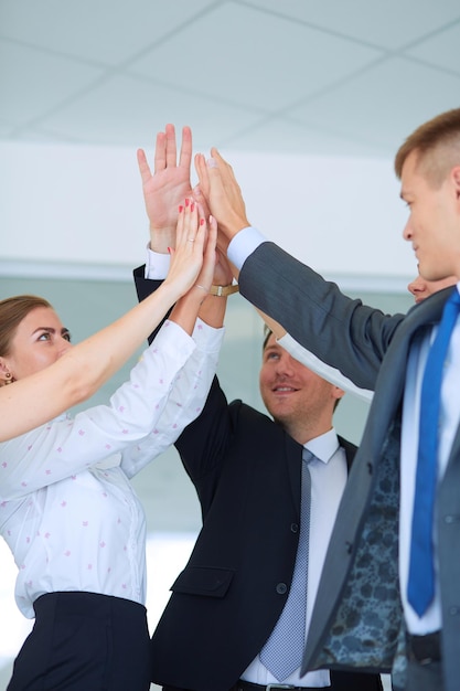 Équipe commerciale joignant les mains debout au bureau