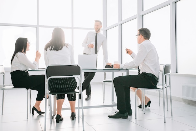 Équipe commerciale sur le lieu de travail au bureau.