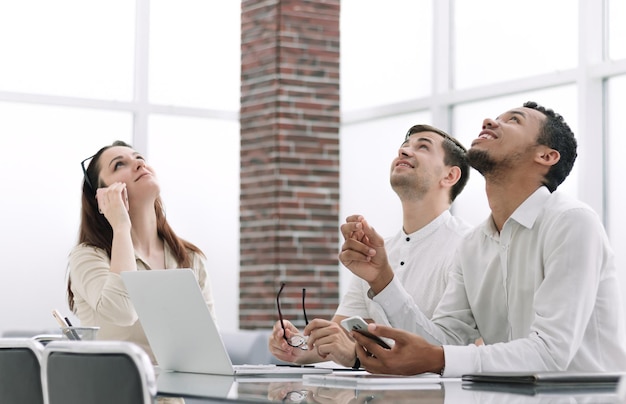 Équipe commerciale sur le lieu de travail au bureau