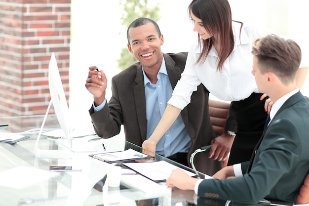 Équipe commerciale sur le lieu de travail au bureau