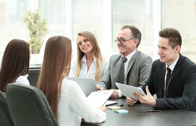 Équipe commerciale lors d'une réunion au bureau