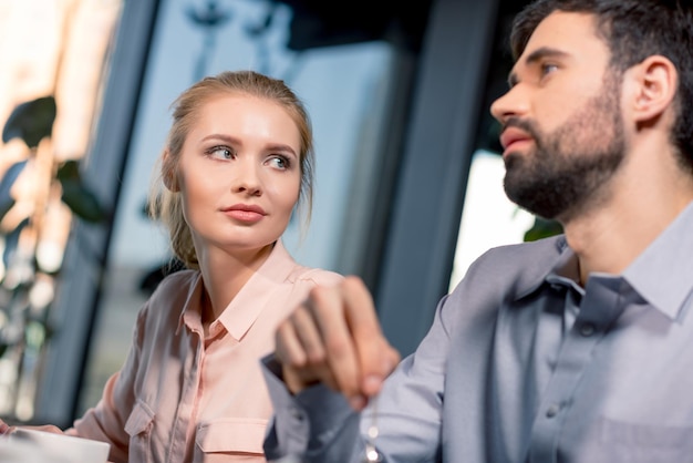 Équipe commerciale lors d'une réunion discutant du projet au café, concept de déjeuner d'affaires