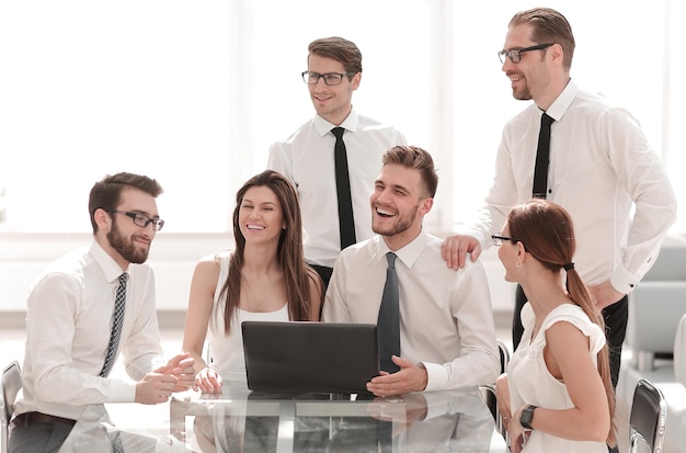 Équipe commerciale lors d'une réunion de travail au bureau photo avec espace de copie