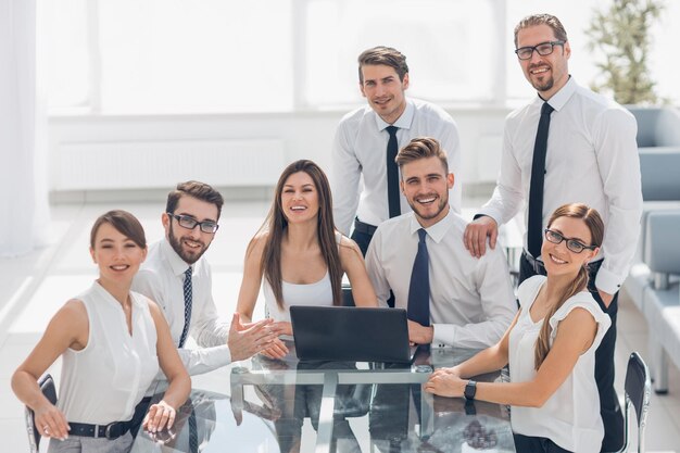 Équipe commerciale lors d'une réunion de travail au bureau photo avec espace de copie