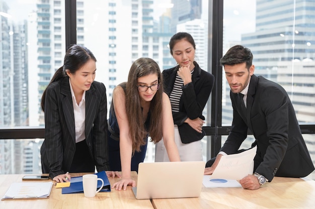 Équipe commerciale multiethnique discutant et remue-méninges du plan d'affaires