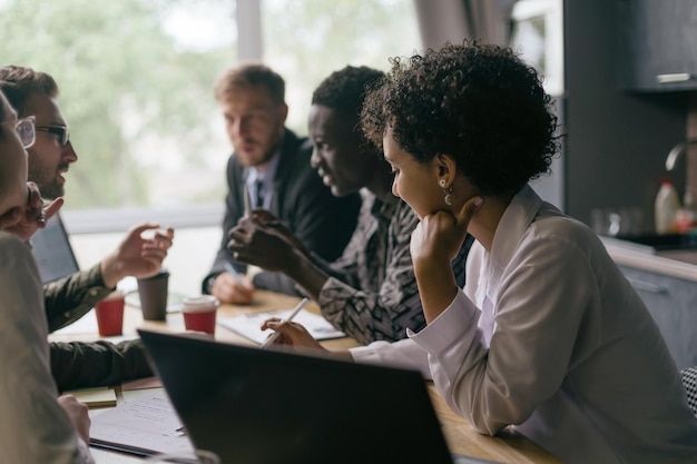 Équipe commerciale multinationale discutant d'idées pour une startup commune