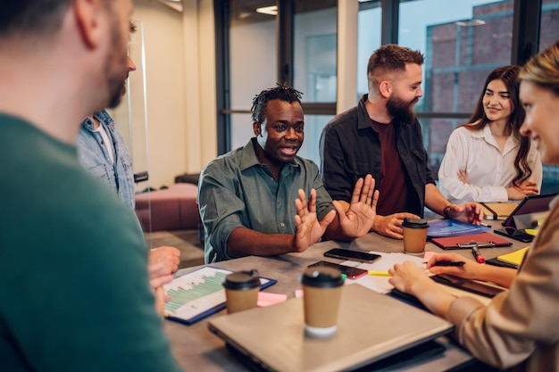 Équipe commerciale multiraciale travaillant ensemble et ayant une réunion au bureau