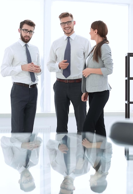 Équipe commerciale parlant dans une photo de bureau vide avec espace de texte