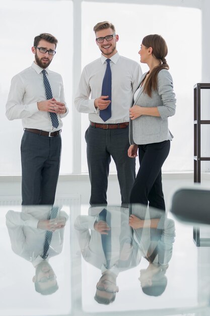 Équipe commerciale parlant dans une photo de bureau vide avec espace de texte