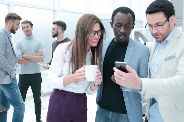 Équipe commerciale parlant en se tenant debout dans un bureau moderne