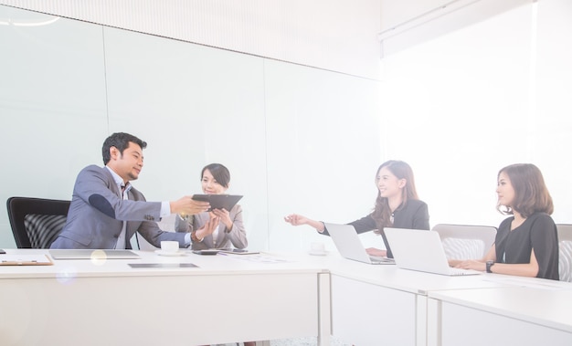 Équipe commerciale rencontrant des gens au bureau.